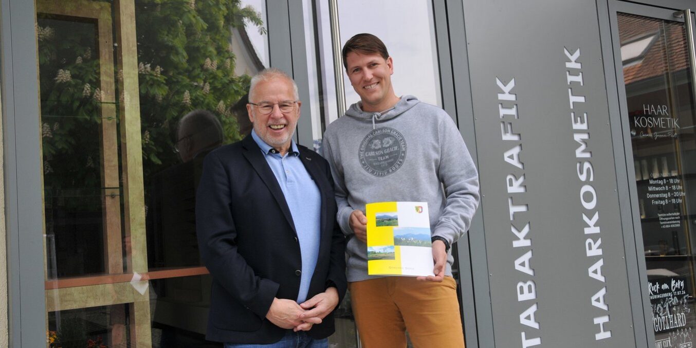 Bei der Unterzeichnung des Mietvertrags zeigten sich Bürgermeister Thomas Lampert und Dominic Mayer erfreut über die Belebung des Ortszentrums durch dieses neue gastronomische Angebot.