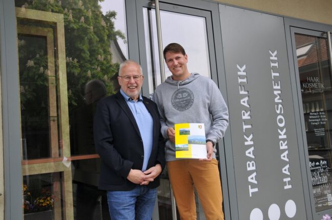 Bei der Unterzeichnung des Mietvertrags zeigten sich Bürgermeister Thomas Lampert und Dominic Mayer erfreut über die Belebung des Ortszentrums durch dieses neue gastronomische Angebot.