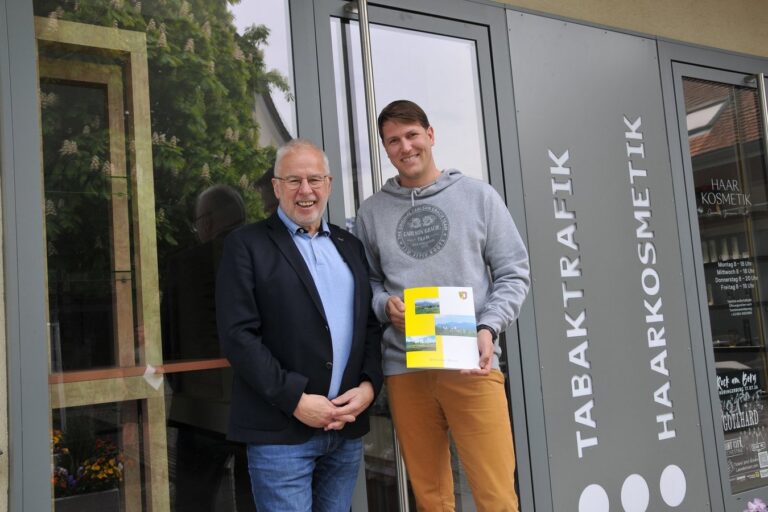 Bei der Unterzeichnung des Mietvertrags zeigten sich Bürgermeister Thomas Lampert und Dominic Mayer erfreut über die Belebung des Ortszentrums durch dieses neue gastronomische Angebot.